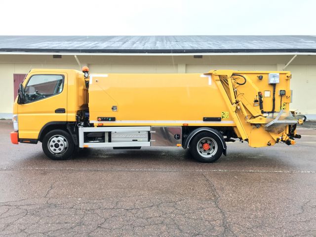 585172-3 Garbage truck Mistubishi Fuso Canter 2014 (only 2828 mil)