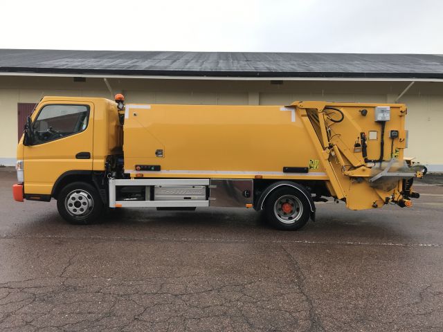 585172-4 Garbage truck Mistubishi Fuso Canter 2014 (only 2828 mil)