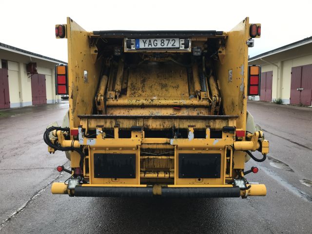 585172-6 Garbage truck Mistubishi Fuso Canter 2014 (only 2828 mil)