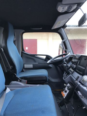 585172-23 Garbage truck Mistubishi Fuso Canter 2014 (only 2828 mil)