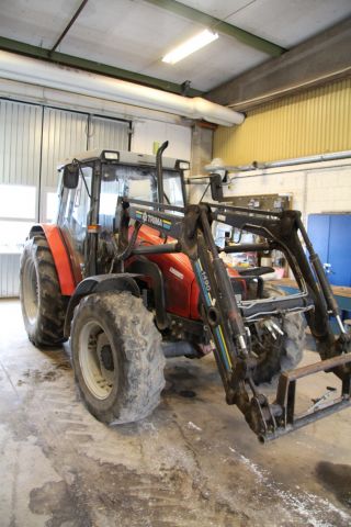 583813-6 Tractor Massey Fergusson 4235 -97 - FCU 666 (3904 h, with front loader)