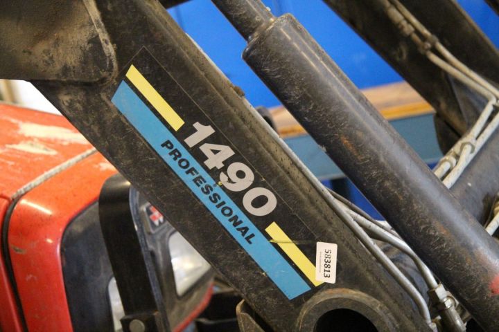 583813-9 Tractor Massey Fergusson 4235 -97 - FCU 666 (3904 h, with front loader)