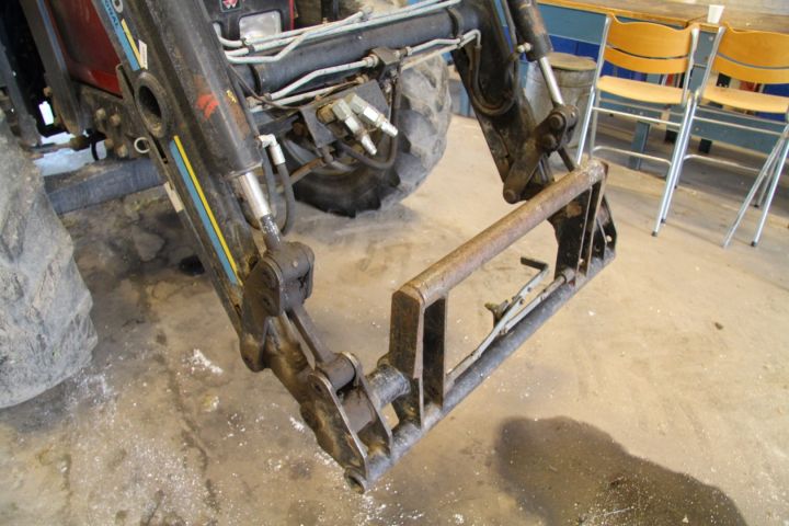 583813-11 Tractor Massey Fergusson 4235 -97 - FCU 666 (3904 h, with front loader)