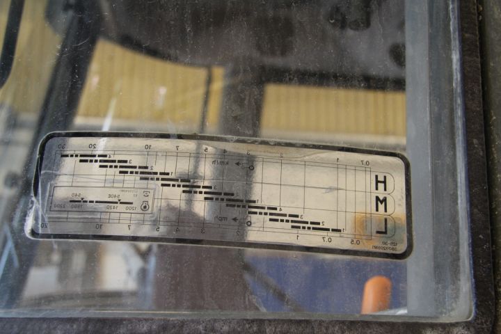 583813-15 Tractor Massey Fergusson 4235 -97 - FCU 666 (3904 h, with front loader)