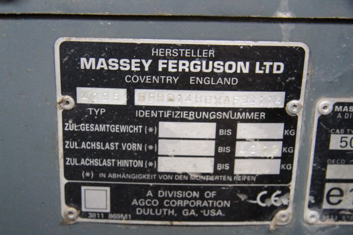 583813-17 Tractor Massey Fergusson 4235 -97 - FCU 666 (3904 h, with front loader)