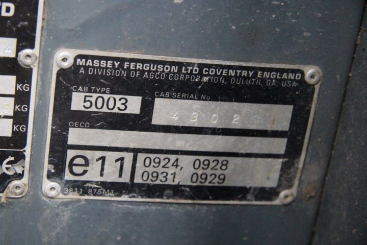 583813-18 Tractor Massey Fergusson 4235 -97 - FCU 666 (3904 h, with front loader)