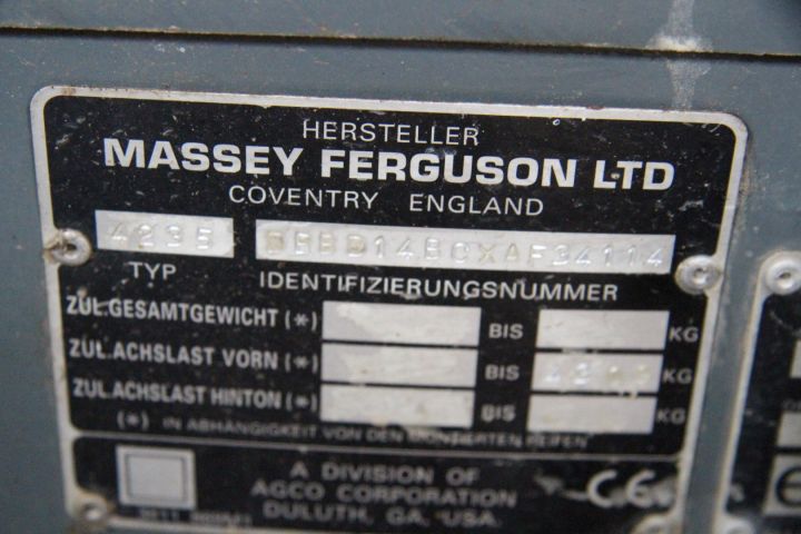 583813-19 Tractor Massey Fergusson 4235 -97 - FCU 666 (3904 h, with front loader)