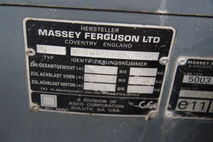 583813-20 Tractor Massey Fergusson 4235 -97 - FCU 666 (3904 h, with front loader)