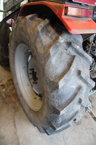 583813-21 Tractor Massey Fergusson 4235 -97 - FCU 666 (3904 h, with front loader)