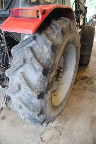 583813-22 Tractor Massey Fergusson 4235 -97 - FCU 666 (3904 h, with front loader)