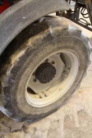 583813-23 Tractor Massey Fergusson 4235 -97 - FCU 666 (3904 h, with front loader)