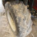583813-24 Tractor Massey Fergusson 4235 -97 - FCU 666 (3904 h, with front loader)