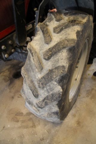 583813-25 Tractor Massey Fergusson 4235 -97 - FCU 666 (3904 h, with front loader)