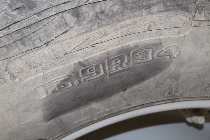 583813-29 Tractor Massey Fergusson 4235 -97 - FCU 666 (3904 h, with front loader)