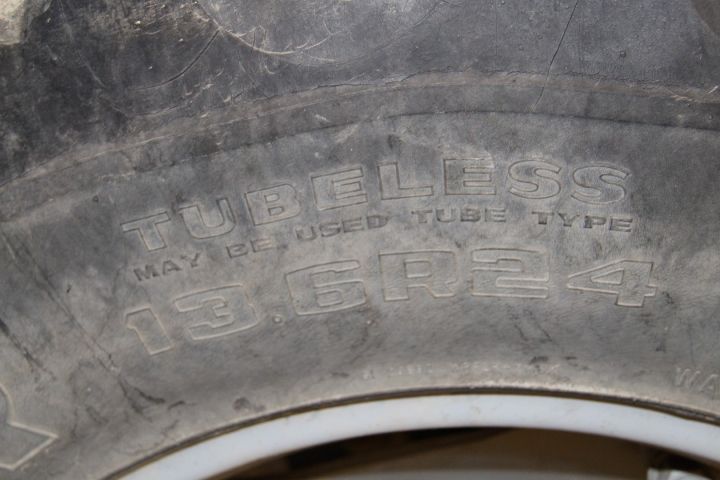 583813-30 Tractor Massey Fergusson 4235 -97 - FCU 666 (3904 h, with front loader)