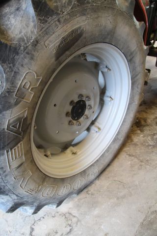 583813-31 Tractor Massey Fergusson 4235 -97 - FCU 666 (3904 h, with front loader)