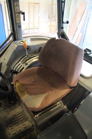 583813-32 Tractor Massey Fergusson 4235 -97 - FCU 666 (3904 h, with front loader)