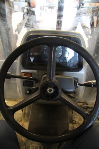 583813-33 Tractor Massey Fergusson 4235 -97 - FCU 666 (3904 h, with front loader)