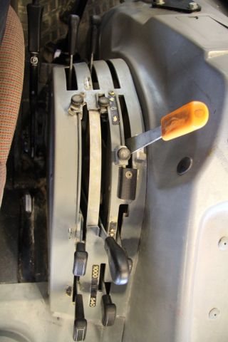 583813-36 Tractor Massey Fergusson 4235 -97 - FCU 666 (3904 h, with front loader)