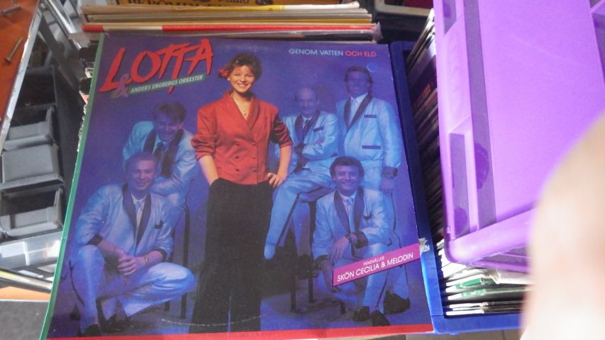 585208-7 About 65 LP discs