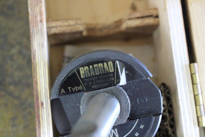 586866-11 Bench pillar drill, Ixion BT13, digital positioner