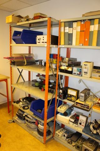 586967-1 Elinstrument, deltaker, 2 plåthyllor