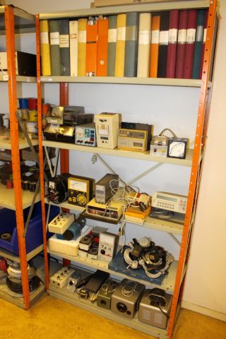 586967-2 Elinstrument, deltaker, 2 plåthyllor