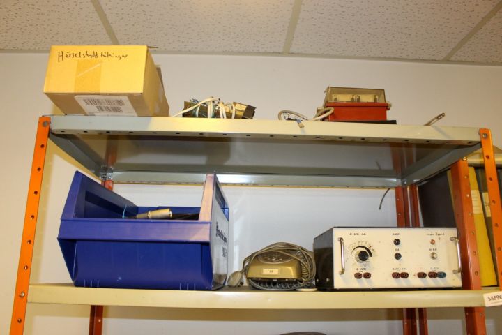 586967-3 Elinstrument, deltaker, 2 plåthyllor