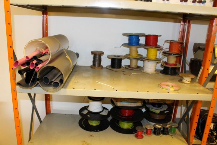 586967-4 Elinstrument, deltaker, 2 plåthyllor