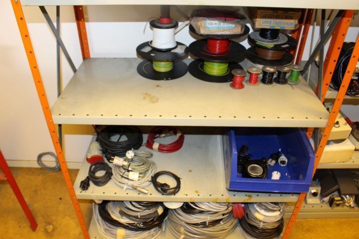 586967-5 Elinstrument, deltaker, 2 plåthyllor