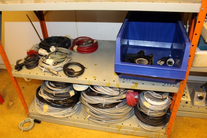 586967-6 Elinstrument, deltaker, 2 plåthyllor