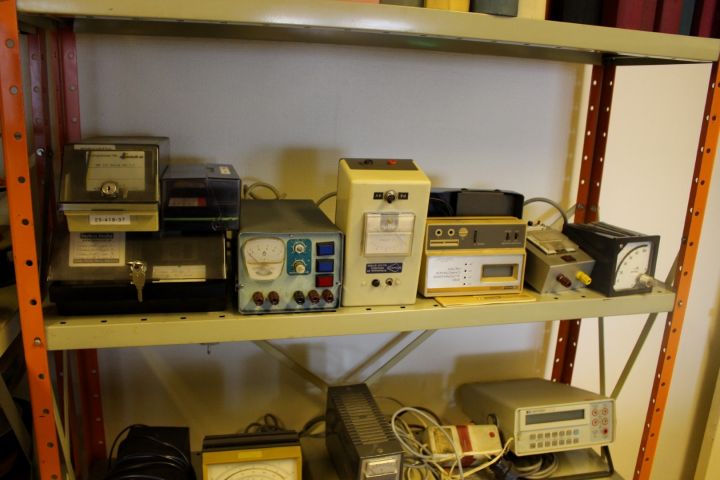 586967-8 Elinstrument, deltaker, 2 plåthyllor