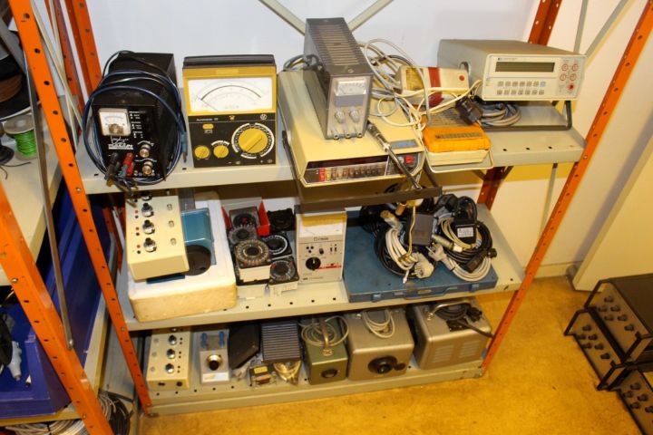 586967-9 Elinstrument, deltaker, 2 plåthyllor