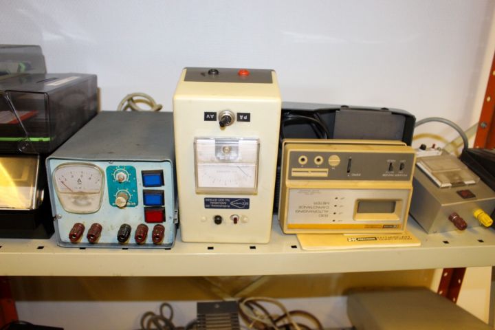 586967-10 Elinstrument, deltaker, 2 plåthyllor