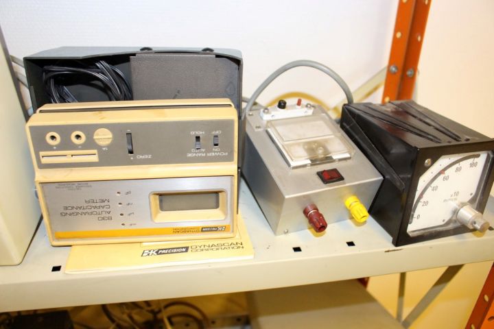 586967-11 Elinstrument, deltaker, 2 plåthyllor