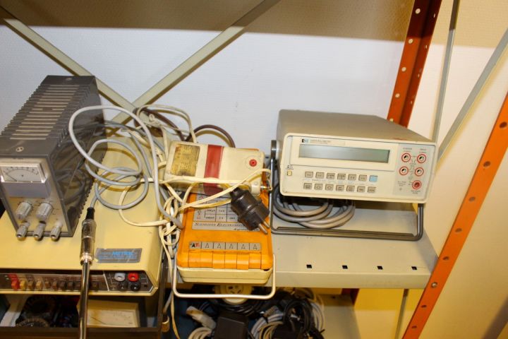 586967-12 Elinstrument, deltaker, 2 plåthyllor