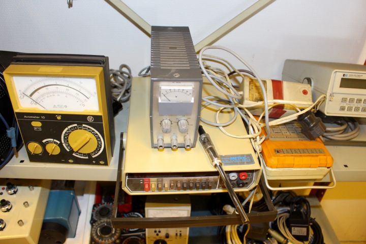 586967-13 Elinstrument, deltaker, 2 plåthyllor