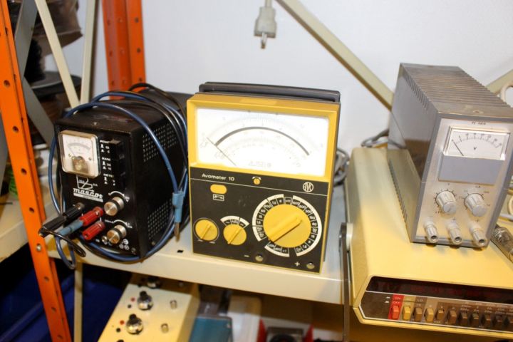 586967-14 Elinstrument, deltaker, 2 plåthyllor