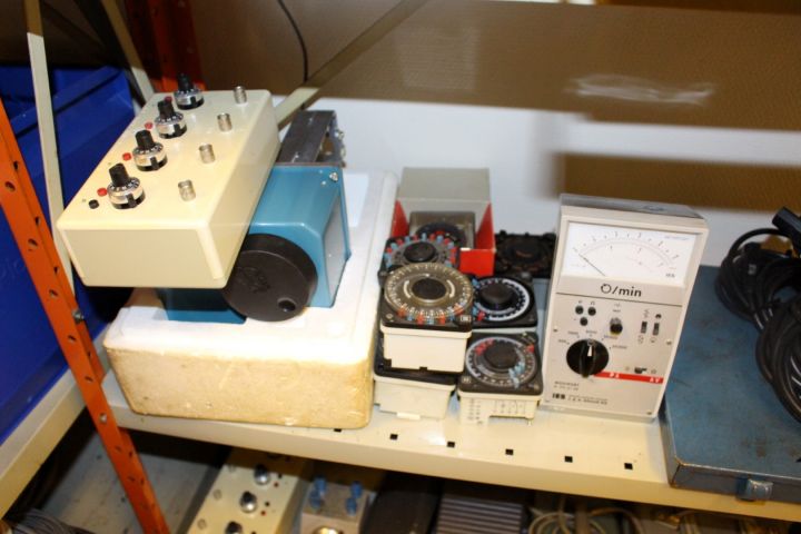 586967-15 Elinstrument, deltaker, 2 plåthyllor