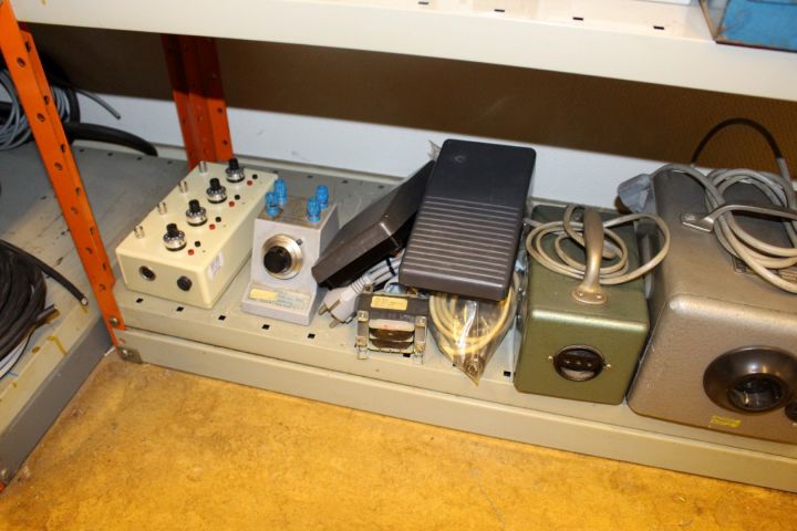 586967-18 Elinstrument, deltaker, 2 plåthyllor