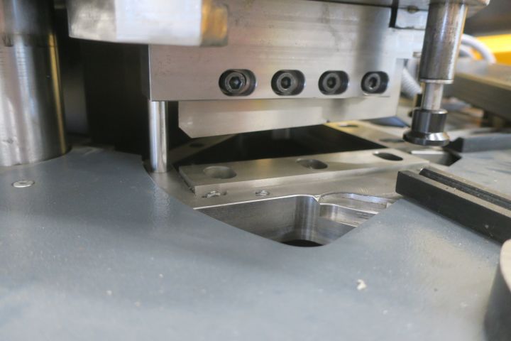 588163-16 Corner cut Isitan HNM 6VP (Transport damage)