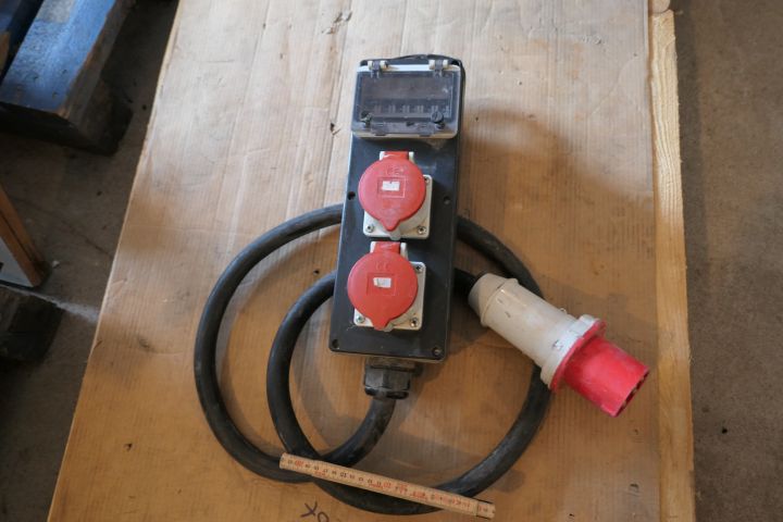 411002-1 3-phase power strip