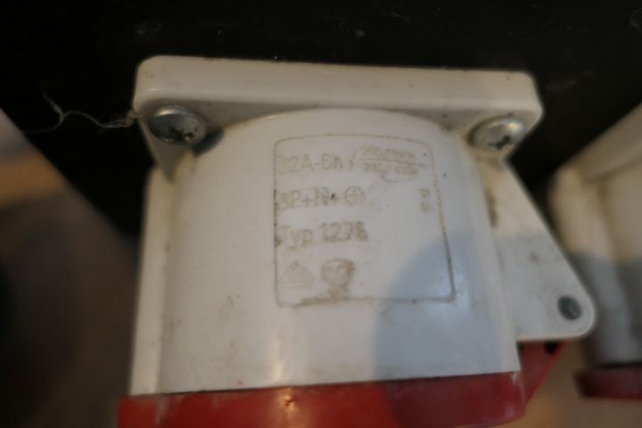 411002-5 3-phase power strip