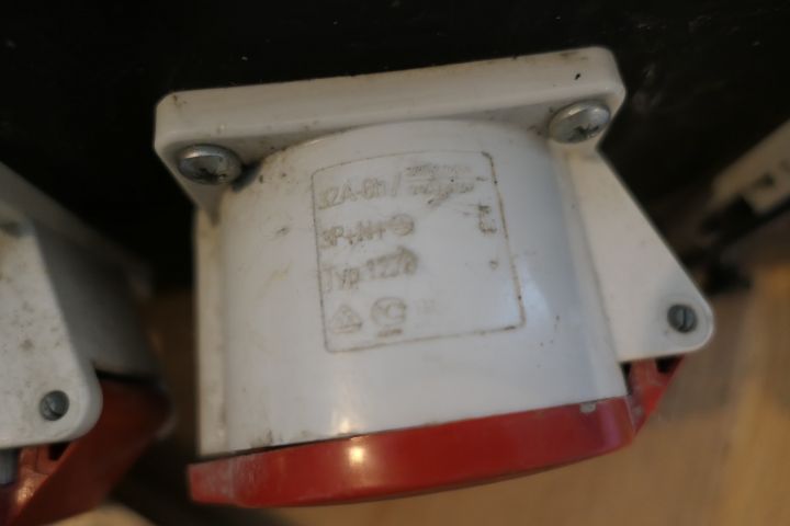 411002-6 3-phase power strip