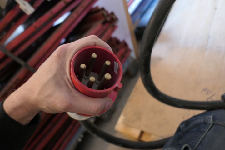 411002-7 3-phase power strip