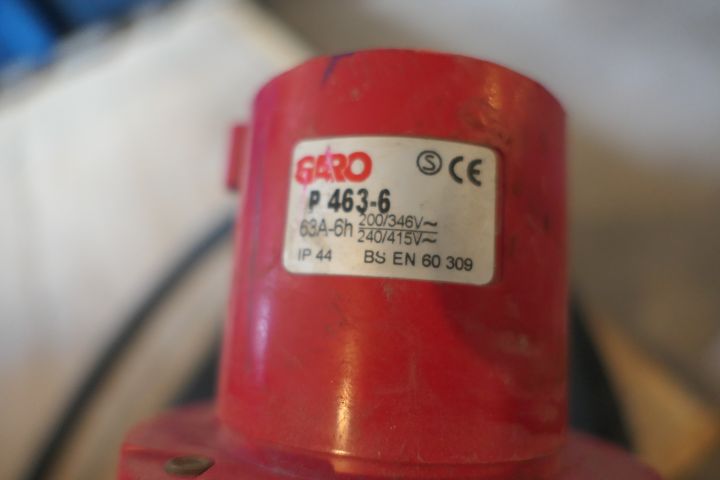 411002-8 3-phase power strip