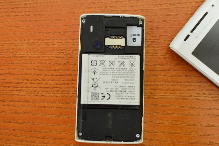 588576-5 Sony Ericsson Xperia X8 2pc