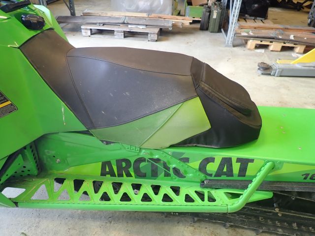 467057-28 Snowmobile Arctic cat M8000 -16 JAF815
