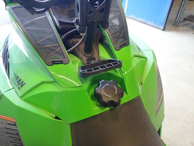 467057-30 Snowmobile Arctic cat M8000 -16 JAF815