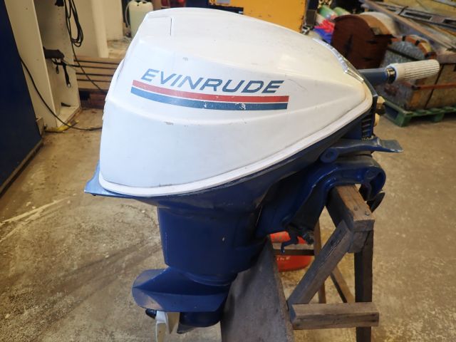 467061-6 Boat engine Evinrude 9.5hp with tank